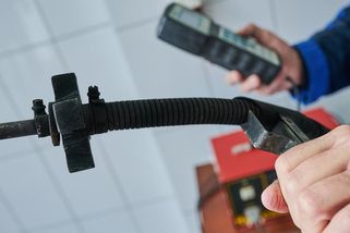 Úplatky při měření emisí? Důvodem je nízká mzda! - Portál řidiče